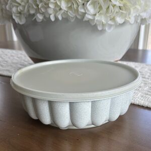 TUPPERWARE 9” Jel-Ring Mold